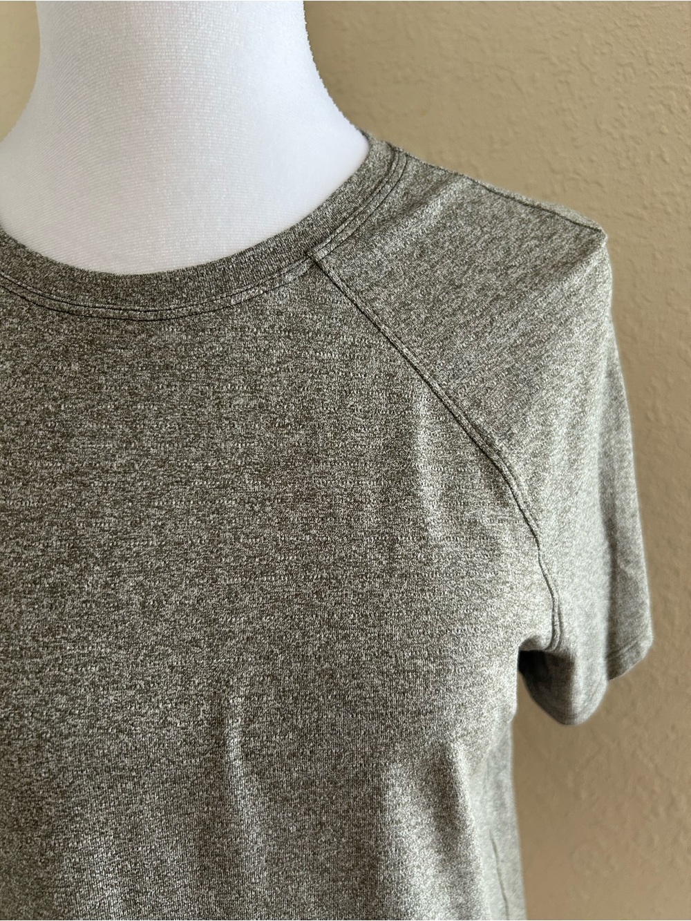 lululemon 🍋 license to train heathered army green classic fit shirt size 6 - Picture 3 of 11